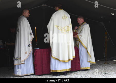 Deuxième lieutenant Vedran Kistoc (de gauche), d'un aumônier avec les forces armées serbes, ainsi que les 1er lieutenant Goran Sandic, chef aumônier orthodoxe pour les Forces armées serbes, et le lieutenant-colonel James Sizemore, un aumônier de la Garde nationale de l'Ohio, à l'exécution de la première multinationale, Divine Liturgie en conditions de terrain, le 18 juin 2018, au cours de l'effort à 18 loups Platinum Borovac, près de formation de base du sud de la Serbie. Le lever du soleil en plein air service a commencé à 6 h du matin à la ville de tentes Loup Platinum, apportant plus de 30 soldats de partout dans le monde pour le culte et prendre part à la Sainte Communion ensemble. Les deux semaines de mul Banque D'Images