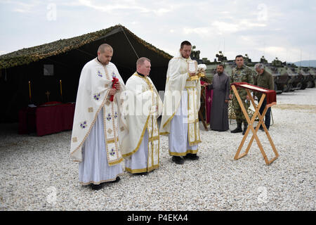 Deuxième lieutenant Vedran Kistoc (de gauche), d'un aumônier avec les forces armées serbes, avec le Lieutenant-colonel James Sizemore, un aumônier de la Garde nationale de l'Ohio, et le 1er lieutenant Goran Sandic, chef aumônier orthodoxe pour les Forces armées serbes, à l'exécution de la première multinationale, Divine Liturgie en conditions de terrain, le 18 juin 2018, au cours de l'effort à 18 loups Platinum Borovac, près de formation de base du sud de la Serbie. Le lever du soleil en plein air service a commencé à 6 h du matin à la ville de tentes Loup Platinum, apportant plus de 30 soldats de partout dans le monde pour le culte et prendre part à la Sainte Communion ensemble. Les deux semaines de mul Banque D'Images