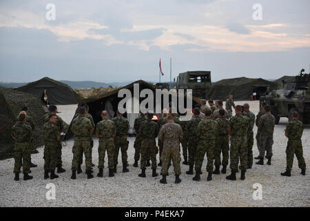 Deuxième lieutenant Vedran Kistoc (de gauche), d'un aumônier avec les forces armées serbes, ainsi que les 1er lieutenant Goran Sandic, chef aumônier orthodoxe pour les Forces armées serbes, et le lieutenant-colonel James Sizemore, un aumônier de la Garde nationale de l'Ohio, à l'exécution de la première multinationale, Divine Liturgie en conditions de terrain, le 18 juin 2018, au cours de l'effort à 18 loups Platinum Borovac, près de formation de base du sud de la Serbie. Le lever du soleil en plein air service a commencé à 6 h du matin à la ville de tentes Loup Platinum, apportant plus de 30 soldats de partout dans le monde pour le culte et prendre part à la Sainte Communion ensemble. Les deux semaines de mul Banque D'Images