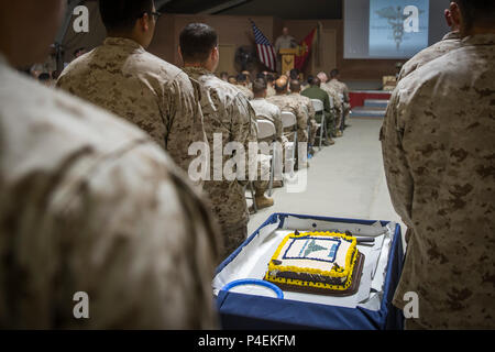 Lieu inconnu, au Moyen-Orient - Le gâteau officiel détail prépare pour escorter le gâteau au cours de la 120e anniversaire de l'hôpital Corpsman cérémonie organisée par les Marines à des fins spéciales du Groupe de travail air-sol, Crise Response-Central 17 juin 2018 Commande. Corpsmen ont célébré leur fier 120 ans d'histoire qu'ils continuent de servir avec les soldats dans chaque clime en place. (U.S. Marine Corps photo par le Cpl. Gabino Perez) Banque D'Images