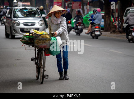 Hanoi, Vietnam - 16 mars 2018 : la vente de fruits sur la route avec son vélo Banque D'Images