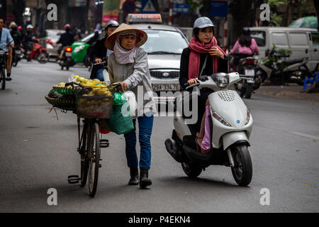 Hanoi, Vietnam - 16 mars 2018 : la vente de fruits sur la route avec son vélo Banque D'Images