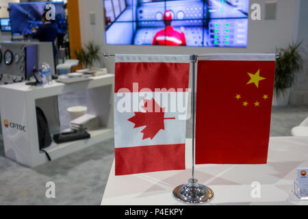 Drapeaux du Canada et de la Chine à la China Petroleum Technology & Development Corporation (CPTDC) exposition au Global Petroleum Show, Stampede Park, CA Banque D'Images