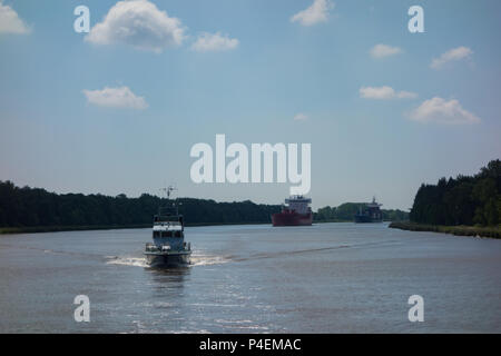 Une vue de l'Archer Bow Patrouilleur Classe HMS Express P163, en transit dans le canal de Kiel, Allemagne Banque D'Images