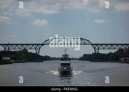 Une vue de l'Archer Bow Patrouilleur Classe HMS Express P163, en transit dans le canal de Kiel, Allemagne Banque D'Images