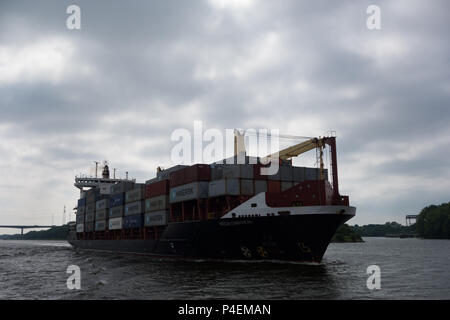 Un grand porte-conteneurs en transit par le Canal de Kiel, Allemagne Banque D'Images