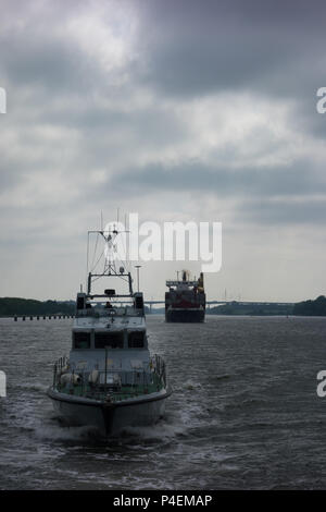 Une vue de l'Archer Bow Patrouilleur Classe HMS Express P163, en transit dans le canal de Kiel, Allemagne Banque D'Images