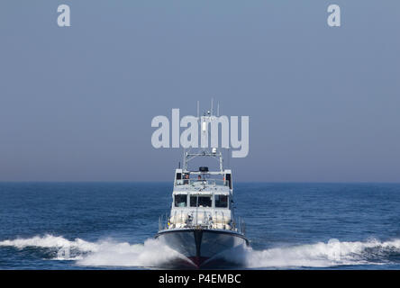 Une vue de l'Archer Bow Patrouilleur Classe HMS Express P163, en transit dans la mer du Nord près de la mer Baltique. Banque D'Images