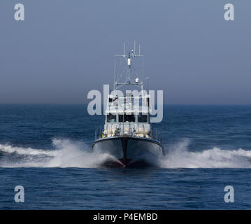 Une vue de l'Archer Bow Patrouilleur Classe HMS Express P163, en transit dans la mer du Nord près de la mer Baltique. Banque D'Images