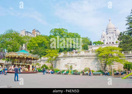 Place Saint Pierre, au-dessous de Basílica de Sacré Coeur, Montmartre, Paris, France Banque D'Images