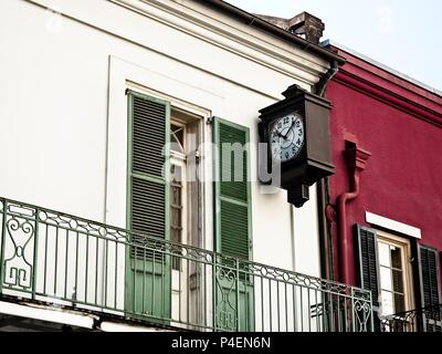 LA Nouvelle-Orléans, Louisiane, USA - 9 mai 2018 - French Quarter Building avec horloge Banque D'Images