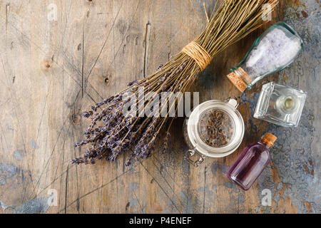 Jeu de lavande - un bouquet de lavande, huile essentielle, sel cosmétique. Thème Spa, détente et beauté Banque D'Images