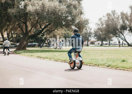 Lisbonne, juin 18, 2018 : les touristes ou les gens vont à Sitway sur le parc de la ville dans la région de Bilem Banque D'Images