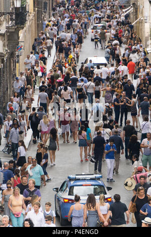 ROME, ITALIE - 16 juin 2018 : les touristes à la Piazza di Spagna, zone place d'Espagne à Rome. Les escaliers espagnols est célèbre destination touristique à Rome. Banque D'Images