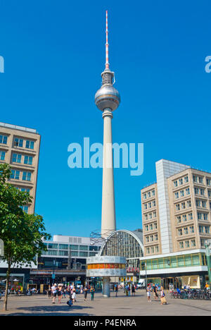 Fernsehturm, la tour de télévision, et l'horloge mondiale, Alexanderplatz, Berlin, Allemagne Banque D'Images