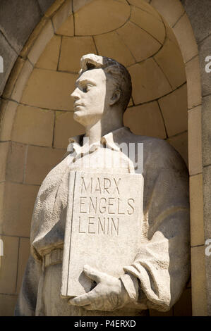 Ouvrier modèle Portrait sculpture holding book avec des noms de Marx, Engels, Lénine et Staline l'effacement du nom après 1956 du Palac Kultury i Nauki PKiN Banque D'Images