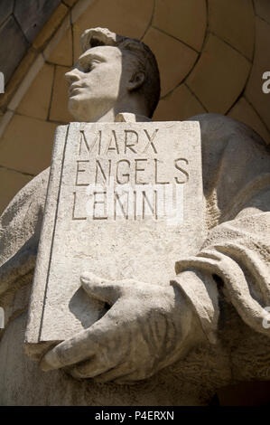 Ouvrier modèle Portrait sculpture holding book avec des noms de Marx, Engels, Lénine et Staline l'effacement du nom après 1956 du Palac Kultury i Nauki PKiN Banque D'Images