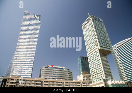 192 mètres Zlota 44 gratte-ciel résidentiel et 164 mètres de l'hôtel InterContinental Warsaw à Varsovie, Pologne. 10 mai 2018 © Wojciech Strozyk / Alamy stoc Banque D'Images