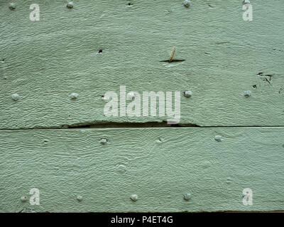 Planches en bois ancien peint en vert avec des fissures et des ongles Banque D'Images