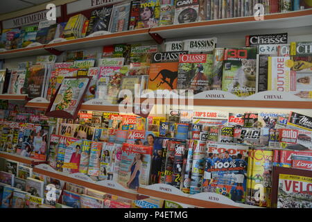 Magazines en vente dans le magasin du village à Roézé-sur-Sarthe, Pays de la Loire dans le nord-ouest de la France. Banque D'Images