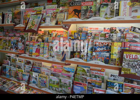 Magazines en vente dans le magasin du village à Roézé-sur-Sarthe, Pays de la Loire dans le nord-ouest de la France. Banque D'Images