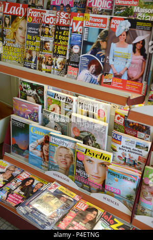 Magazines en vente dans le magasin du village à Roézé-sur-Sarthe, Pays de la Loire dans le nord-ouest de la France. Banque D'Images