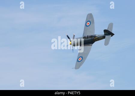 Fly Navy Heritage Trust Sea Fury T.20 G-RNHF (VX281) volant à Shuttleworth airshow Marine Fly à l'ancien gardien sur le 3 juin 2018 Banque D'Images