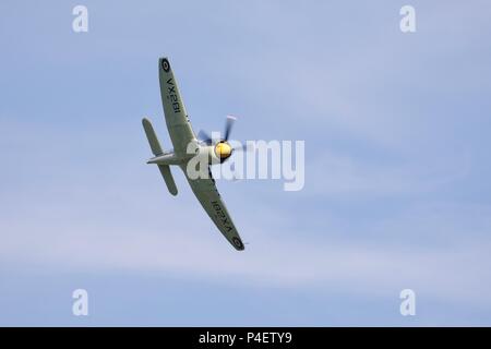 Fly Navy Heritage Trust Sea Fury T.20 G-RNHF (VX281) volant à Shuttleworth airshow Marine Fly à l'ancien gardien sur le 3 juin 2018 Banque D'Images