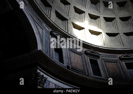 La lumière brille à travers l'échappée sur le dôme du Panthéon, à Rome. Près de 2000 ans, il est le plus grand dôme de béton non armé. Banque D'Images