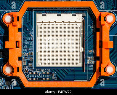 Carte mère avec connecteur PCI Express visible, radiateur, mémoire, processeur en bleu. Banque D'Images