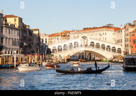 Romantique en gondole sur le Grand Canal au coucher du soleil avec serenade, Pont du Rialto, Venise, Venise, Italie, chanteur et musicien à l'accordéon. La coopération touristique Banque D'Images