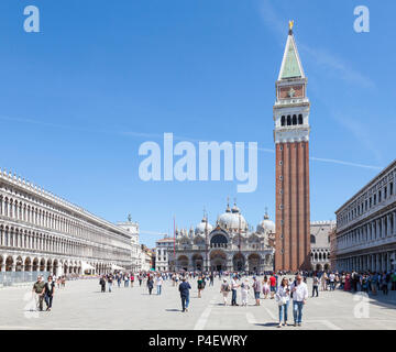 Piazza San Marco, La Basilique de San Marco et le Campanile, Venise, Vénétie, Italie, Place Saint Marc, Basilique St Marc, le campanile, clocher de la cathédrale, Banque D'Images