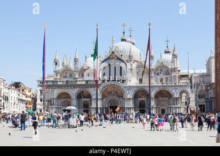 Drapeaux au vent en face de la cathédrale St Marc sur jour de la libération, de la Piazza San Marco, San Marco, Venise, Vénétie, Italie Banque D'Images