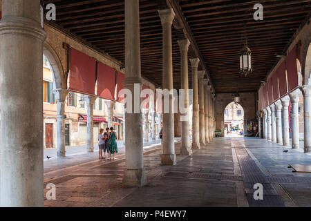 Le marché aux poissons du Rialto vide le dimanche, Campo della Pescaria, San Polo, Venise, Vénétie, Italie montrant les détails architecturaux du bâtiment, 3 cont Banque D'Images