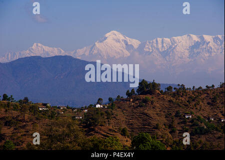 Village à distance avec l'Himalaya dans le contexte, comme vu de Lamgara Kumaon Hills village,, Uttarakhand, Inde Banque D'Images