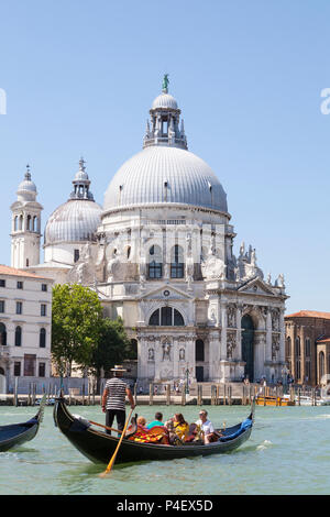 Les télécabines de touristes en face de la basilique Santa Maria della Salute, Grand Canal, Dorsoduro, Venise, Vénétie, Italie in early morning light Banque D'Images