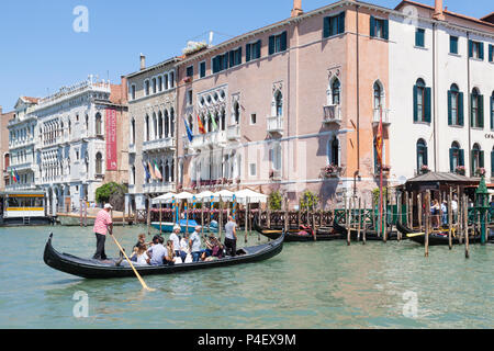 Traghetto gondola (ferry) avec passenegers traversant le Grand Canal, Santa Sofia, Cannaregio, Venise, Vénétie, Italie, en face de l'hôtel Ca' Segrado Banque D'Images