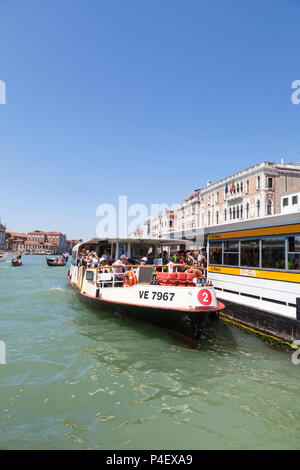 Les passagers d'un arrêt de Vaporetto n° 2 à l'arrêt San Marco sur le Grand Canal, Venise, Vénétie, Italie. Les transports publics, bus de l'eau Banque D'Images