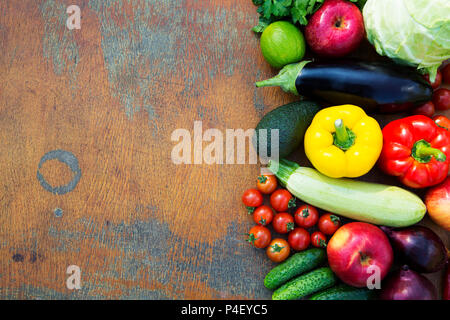 Composition de fruits et légumes sur fond de bois rustique. Copier l'espace. Alimentation saine. Vue d'en haut. À partir de ci-dessus. Banque D'Images