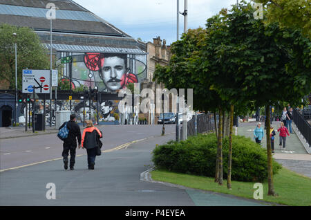 Charles Rennie Mackintosh fresque surplombe les rives de la Clyde, à travers un vitrail décoré de motifs rose signature. Banque D'Images