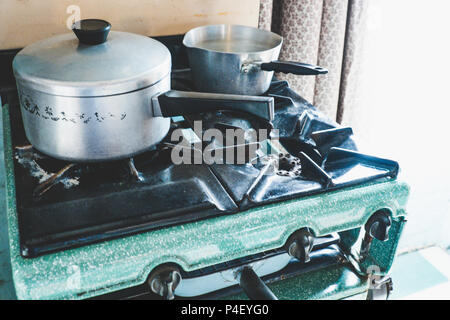 Des années 1960 cuisinière à gaz et de casseroles à l'époque Victorienne Workhouse, Southwell, Nottinghamshire. Avril 2018 Banque D'Images