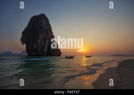 Déplacer des bateaux par la mer au cours de la soirée coucher du soleil. Thaïlande Banque D'Images