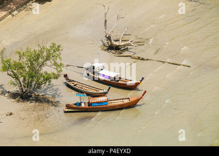 Thai traditionnels bateaux sont amarrés sur les bancs de la plage Banque D'Images