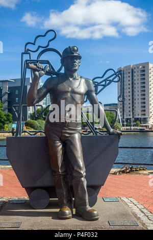 Sculpture de mineur de charbon gallois de Cardiff Bay South Wales Banque D'Images