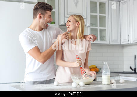 Couple aimant cuisiner ensemble sur le petit-déjeuner du matin le week-end de cuisine Banque D'Images