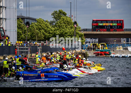 Hors-bord à l'amarrages ponton pour le F1H2O Bateau de Moteur de Formule 1 Grand Prix de Londres au Royal Victoria Dock, Docklands, Newham, London, UK Banque D'Images