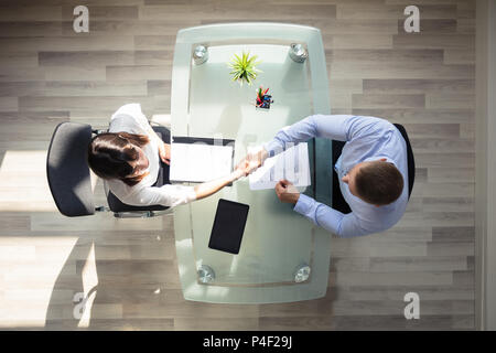Portrait Of Businessman Shaking hand with Female Requérant, au lieu de travail Banque D'Images