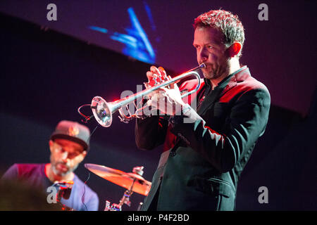 Essen, Allemagne. 16 Juin, 2018. Brönner Till (droite), trompettiste de jazz et photographe allemand, joue à surprise concert le week-end d'ouverture officielle des nouveaux Leitz-Park III au siège de l'appareil photo Leica. Crédit : Christian Lademann Banque D'Images