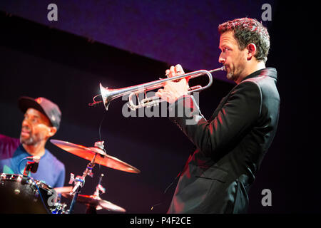 Essen, Allemagne. 16 Juin, 2018. Brönner till, trompettiste de jazz et photographe allemand, joue à surprise concert le week-end d'ouverture officielle des nouveaux Leitz-Park III au siège de l'appareil photo Leica. Crédit : Christian Lademann Banque D'Images