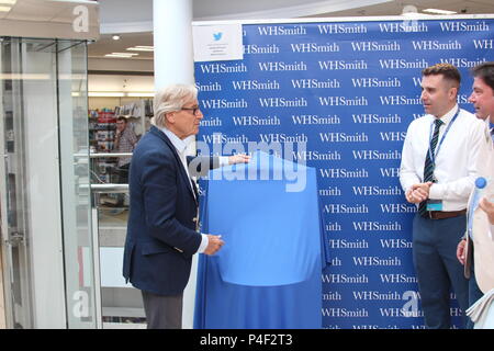 William Roache à WH Smith Chester, en signant son livre La vie et l'âme pour ventilateur Banque D'Images